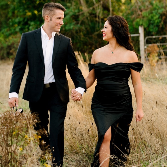 Elegant Black Off-Shoulder Dress - Picture 5 of 5